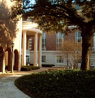 04715 Outside Fondren Library